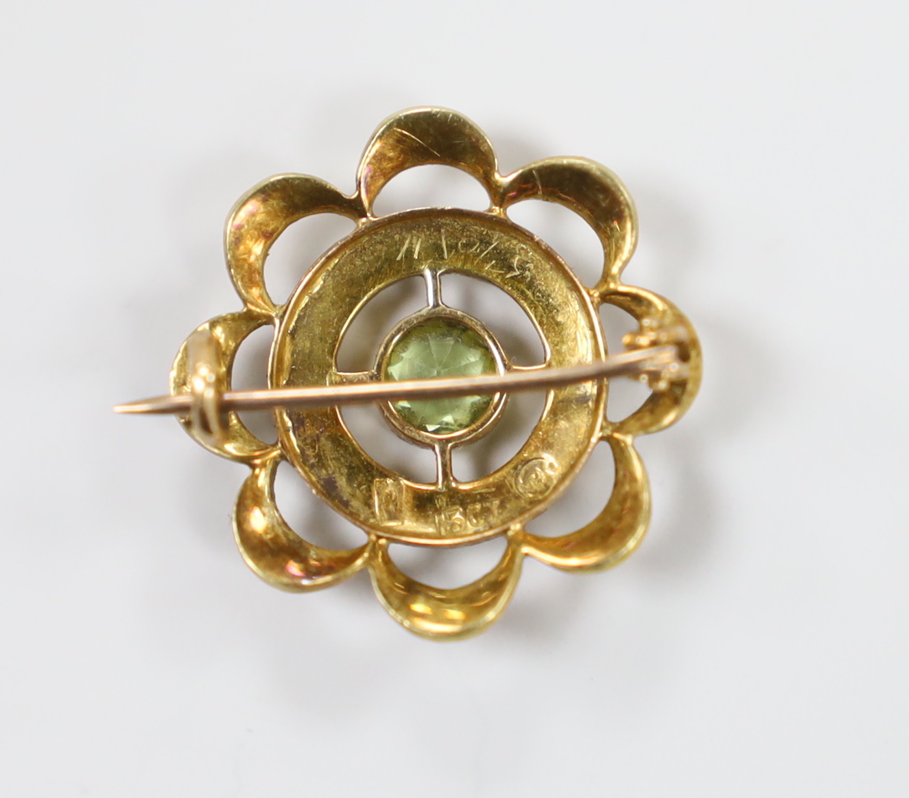 A late Victorian 15ct peridot and seed pearl set cluster brooch, 21mm, gross weight 3 grams.